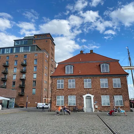 Meerblick, Balkon Und Private Sauna Im Historischen Getreidespeicher Wismar Exterior photo